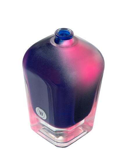 Uma tecnologia em decoração que consiste em um spray de tinta em posições específicas do frasco, atribuindo cor, diferenciação e modernidade para a embalagem.